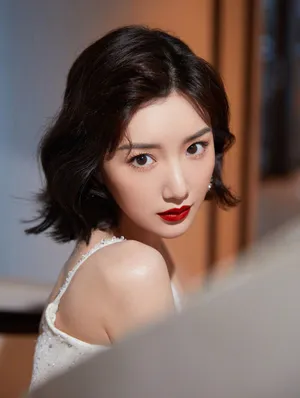 毛晓彤红唇微卷性感优雅写真图片_5