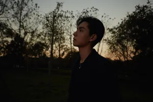 胡一天翻领西装帅气写真图片_3