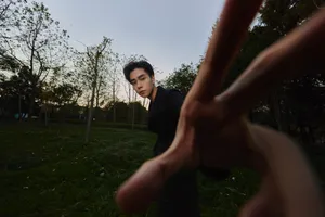 胡一天翻领西装帅气写真图片_5