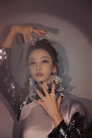 冯提莫酷飒银色短裙写真图片_4