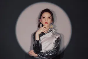 冯提莫酷飒银色短裙写真图片_6