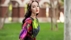 迪丽热巴彩色连衣裙优雅写真图片_1