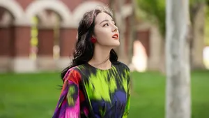 迪丽热巴彩色连衣裙优雅写真图片_2