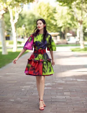 迪丽热巴彩色连衣裙优雅写真图片_5