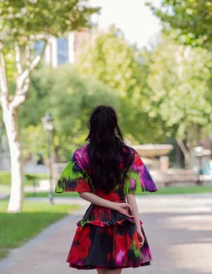 迪丽热巴彩色连衣裙优雅写真图片_6