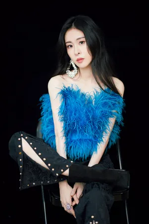 张碧晨深蓝羽毛上衣写真图片_2