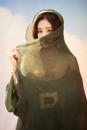 张碧晨墨绿礼裙性感写真图片_2