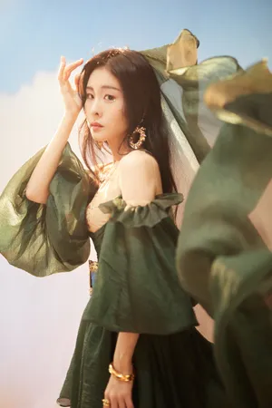 张碧晨墨绿礼裙性感写真图片_6