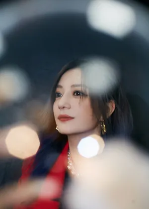 赵薇典红黑西装干练优雅写真