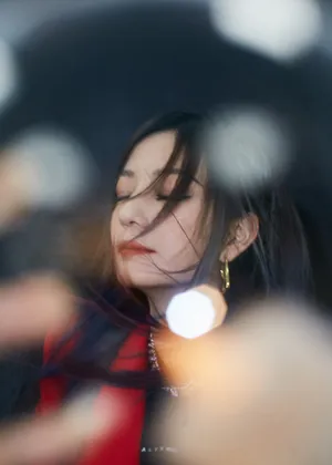 赵薇典红黑西装干练优雅写真