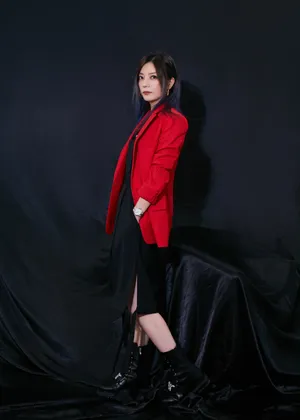 赵薇典红黑西装干练优雅写真_4