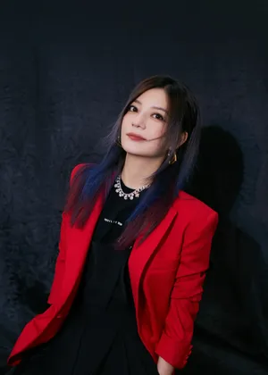 赵薇典红黑西装干练优雅写真_6