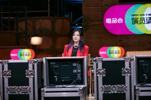 赵薇典红黑西装干练优雅写真_8