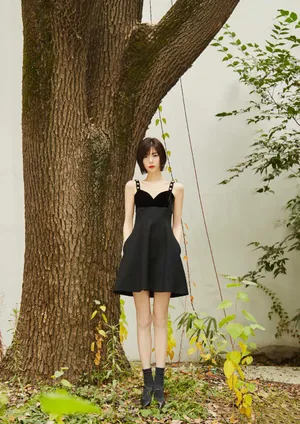 卢杉吊带黑裙性感写真图片_2