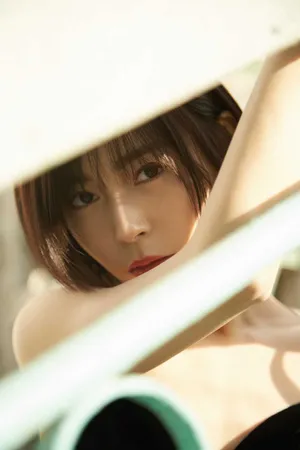 卢杉吊带黑裙性感写真图片_4