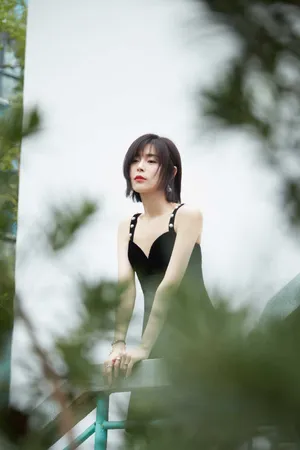 卢杉吊带黑裙性感写真图片_5