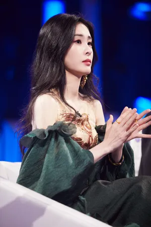 张碧晨性感美艳舞台照图片