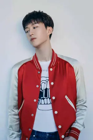 范丞丞红色棒球服简约率性写真图片_3
