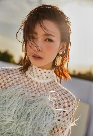 林源灵动羽毛裙写真图片_4