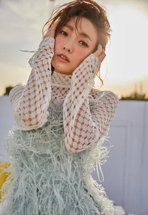 林源灵动羽毛裙写真图片_8