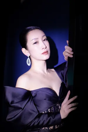 秦海璐露肩丝绸长裙沉静典雅写真图片