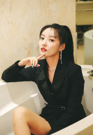 林源黑色西装裙甜酷写真图片_2