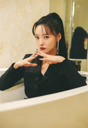 林源黑色西装裙甜酷写真图片_4