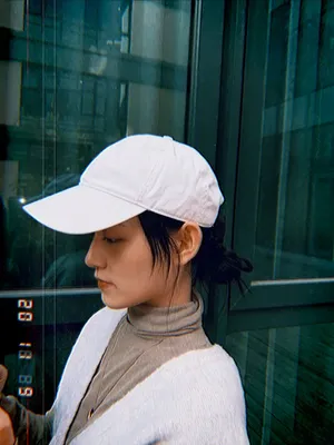 蒋依依鸭舌帽简约私服街拍图片_1