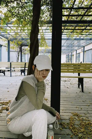 蒋依依鸭舌帽简约私服街拍图片_7