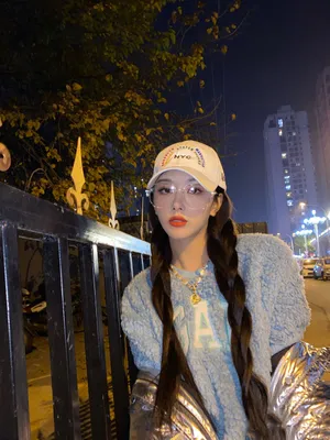 孔雪儿温暖冬装麻花辫夜晚街拍图片_2