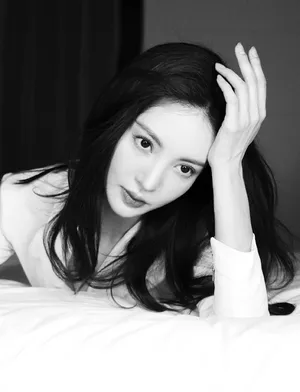 金晨白裙深V性感白皙美腿写真图片