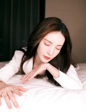 金晨白裙深V性感白皙美腿写真图片_6