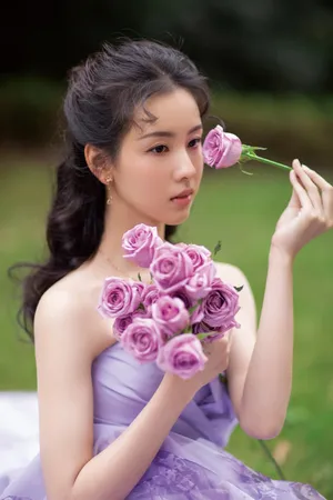 陈都灵紫色抹胸裙灵动优雅写真图片_3