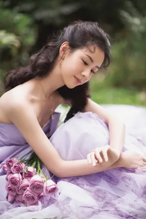 陈都灵紫色抹胸裙灵动优雅写真图片_5