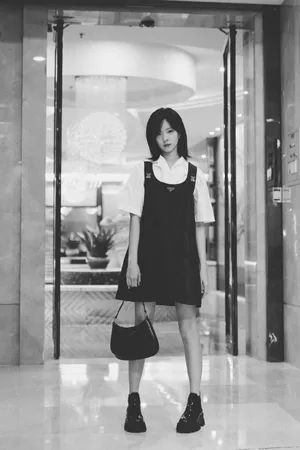 庄达菲俏丽黑白手袋写真图片