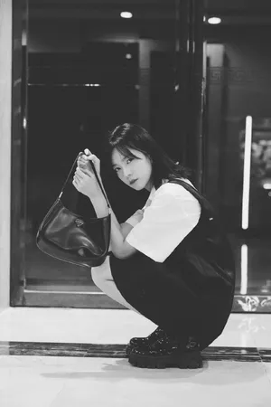 庄达菲俏丽黑白手袋写真图片_2
