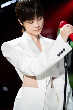 李宇春白色西装性感图片写真