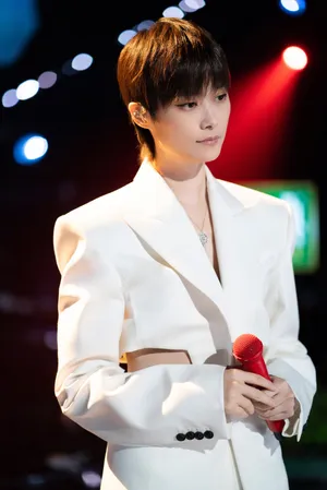 李宇春白色西装性感图片写真_2