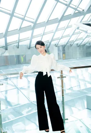 李念黑白搭配性感写真图片_3