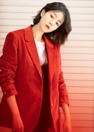 李溪芮红色西装甜酷写真图片_5