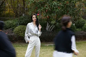 傅菁缎面衬衫眼神慵懒撩人写真图片