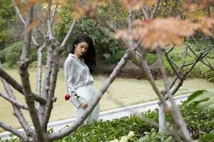 傅菁缎面衬衫眼神慵懒撩人写真图片_2