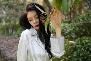 傅菁缎面衬衫眼神慵懒撩人写真图片_6