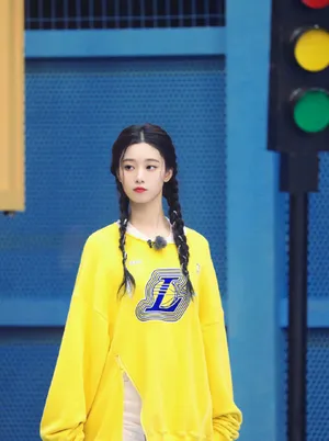 徐艺洋萌黄色甜美俏皮图片_2