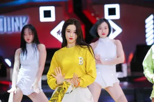 徐艺洋萌黄色甜美俏皮图片_5