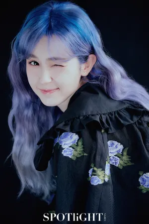 哈妮克孜蓝发性感靓丽写真图片
