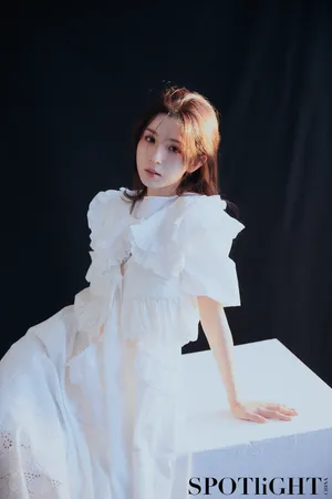 哈妮克孜蓝发性感靓丽写真图片_4