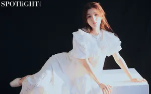 哈妮克孜蓝发性感靓丽写真图片_5