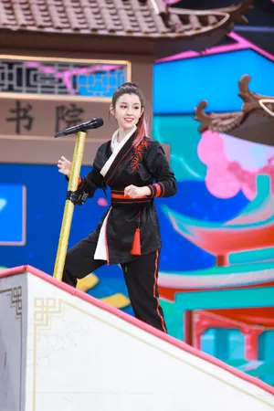 哈妮克孜古装俏皮综艺剧照图片