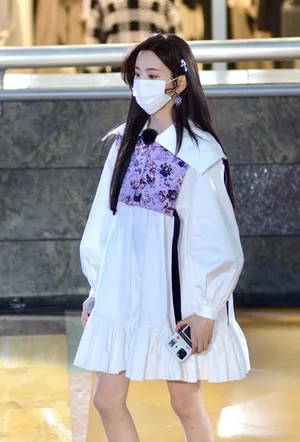 杨超越白色蓬蓬裙清纯可爱美照图片_3